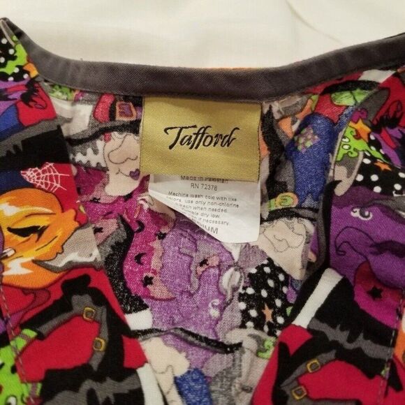 Tafford Uniforms Scrub Top Halloween Womens M Witches Pumpkins - Picture 7 of 8